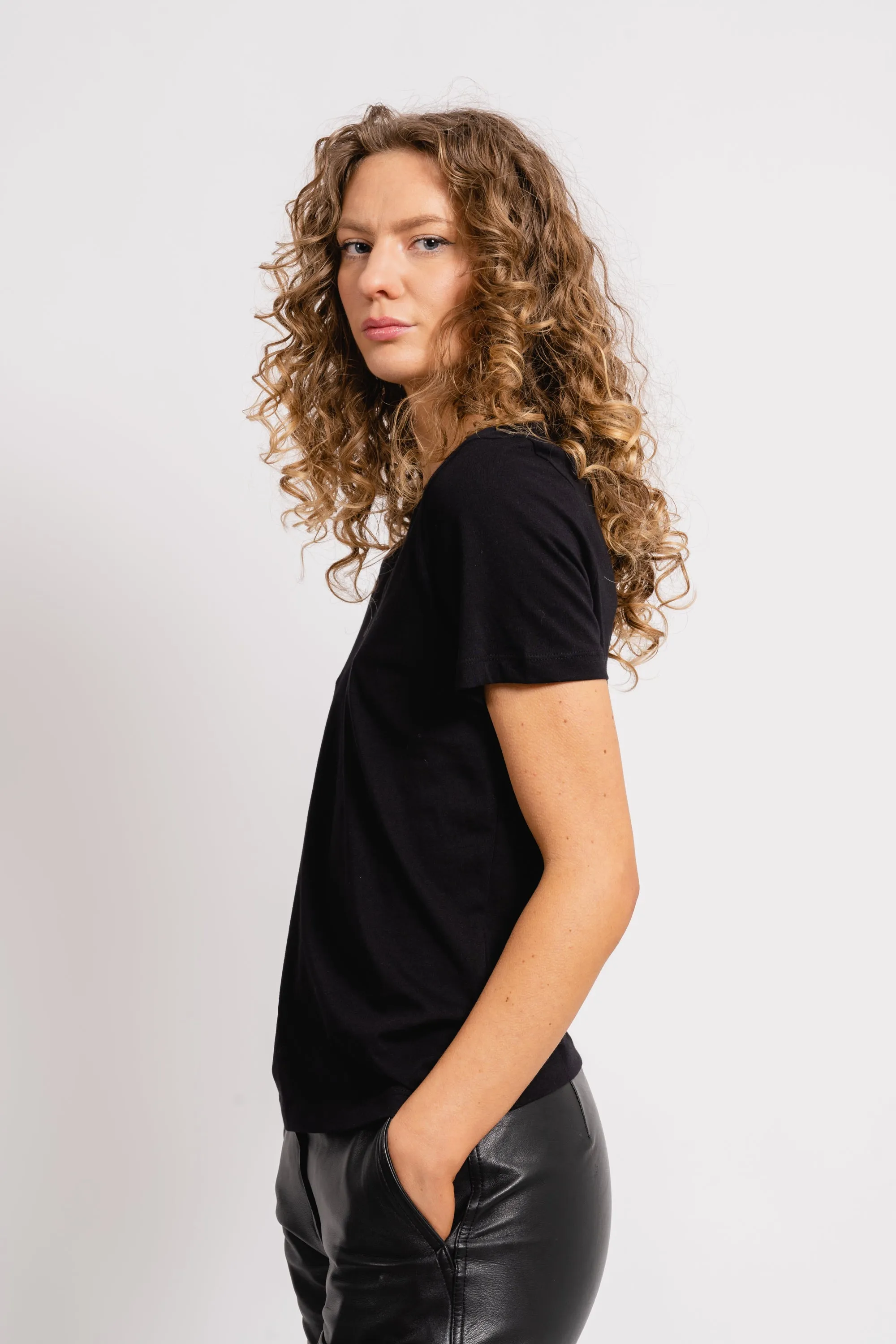 Essential Ss V-Neck Tee - Black
