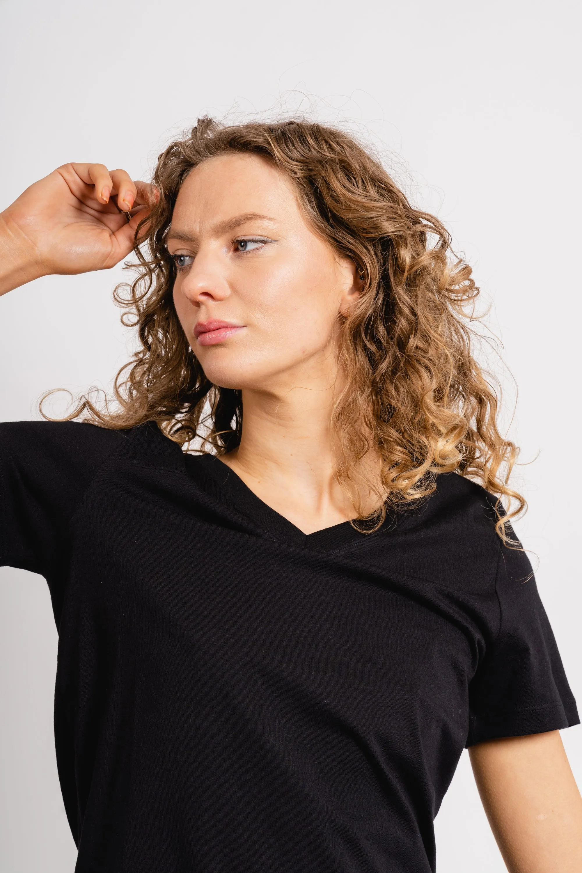 Essential Ss V-Neck Tee - Black