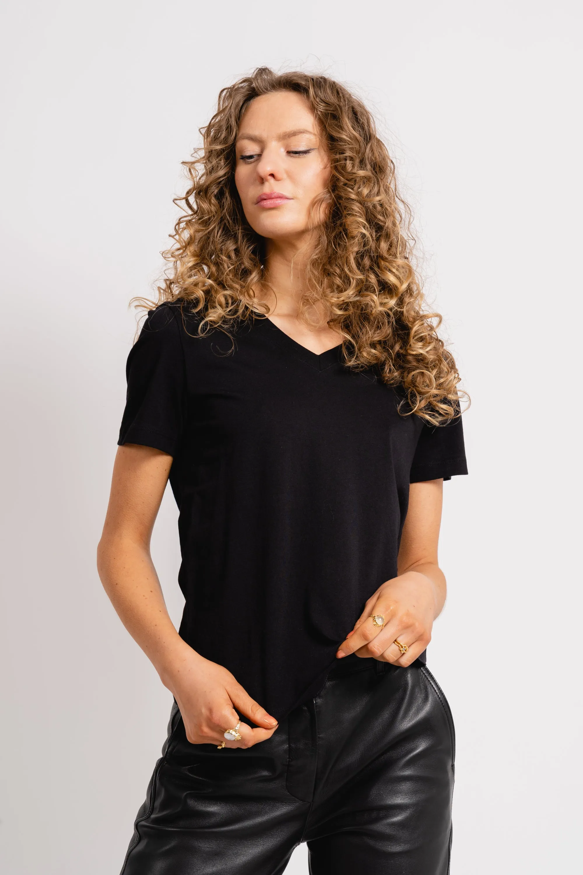 Essential Ss V-Neck Tee - Black