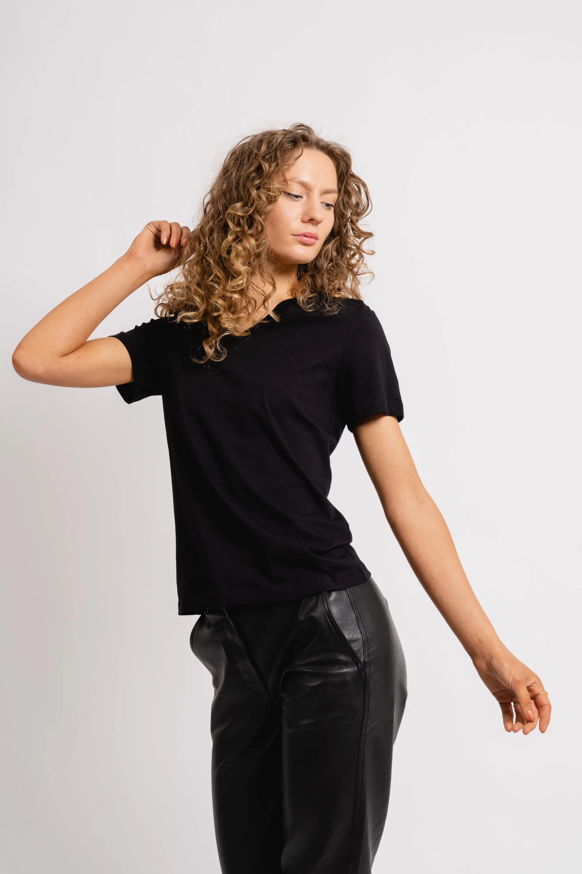Essential Ss V-Neck Tee - Black