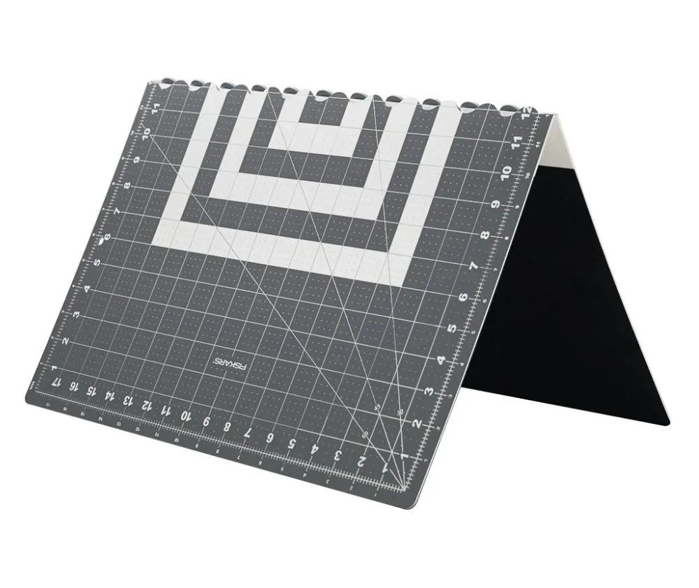 Fiskars Folding Cutting Mat with Non-Slip Base (18" x 24")