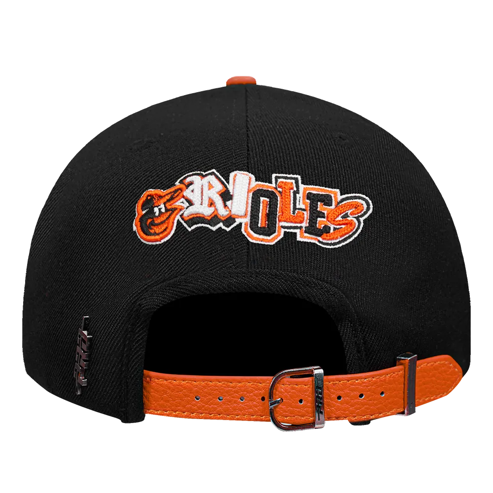 MLB BALTIMORE ORIOLES CITY RANSOM LEATHER PINCH FRONT STRAPBACK (BLACK)